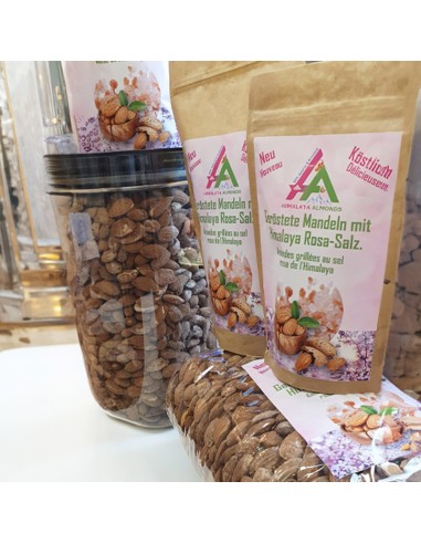 Amandes grillées au sel de l'Himalaya dans un conteneur transparent et sachets craft